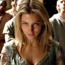 Tabrett Bethell in un momento dell'episodio intitolato Broken della serie tv La Spada della Verità