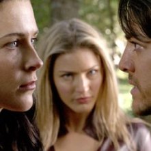 Tabrett Bethell sullo sfondo e Bridget Regan con Craig Horne in primo piano nell'episodio Fury della serie tv La Spada della Verità