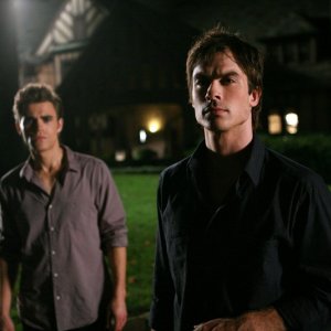 I fratelli Salvatore (Paul Wesley e Ian Somerhalder) in una scena dell'episodio Haunted di The Vampire Diaries
