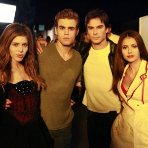 Kayla Ewell, Paul Wesley, Ian Somerhalder e Nina Dobrev posano assieme per uno scatto sul set