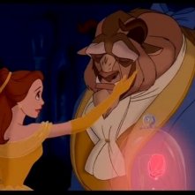 La Bestia e Belle in una romantica scena del film d'animazione La bella e la bestia ('91)
