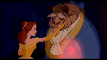 La Bestia e Belle in una romantica scena del film d'animazione La bella e la bestia ('91)