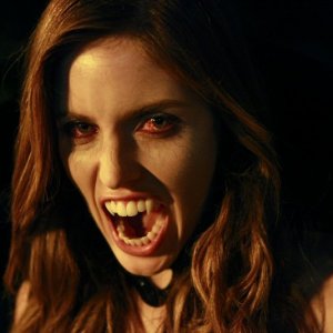Un primo piano dell'assetata neo-vampira Vicki (Kayla Ewell) nell'episodio Haunted di The Vampire Diaries