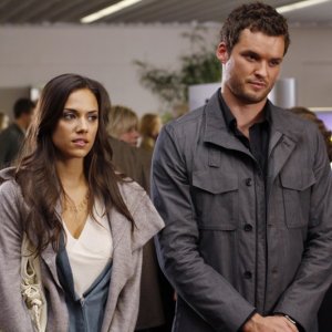 Alex (Jana Kramer) e Julian (Austin Nichols) sempre assieme nell'episodio Weeks Go By Like Days