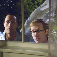 Dawyne Johnson e Stephen Merchant in una scena di The Tooth Fairy