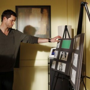 Julian (Austin Nichols) osserva le bozze per il suo film nell'episodio Weeks Go By Like Days di One Tree Hill