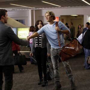 Julian (Austin Nichols) stringe la mano ad Alex (Mitch Ryan) all'aereoporto nell'episodio Weeks Go By Like Days di One Tree Hill