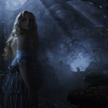 Mia Wasikowska in una sequenza notturna di Alice in Wonderland, diretto da Tim Burton