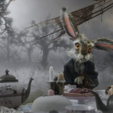 L'ansioso Leprotto Marzolino all'ora del tè nel film Alice in Wonderland, diretto da Tim Burton