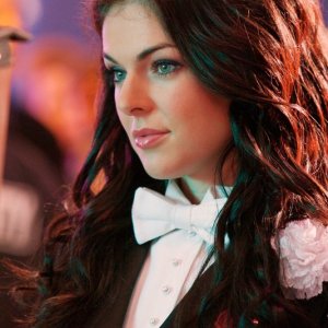 Un primo piano di Serinda Swan nel ruolo di Zatanna nell'episodio Warrior di Smallville