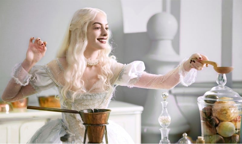 Una candida Anne Hathaway in una scena di Alice in Wonderland di Tim Burton