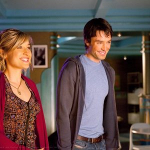 Chloe (Allison Mack) e Stephen (Carlo Marks) sorridenti nell'episodio Warrior di Smallville