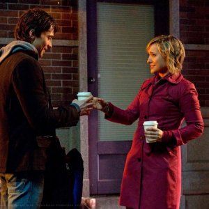 Chloe (Allison Mack) porge un caffè a Stephen (Carlo Marks) in un momento dell'episodio Warrior