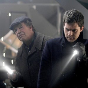 Fringe: John Noble e Joshua Jackson nell'episodio Jacksonville