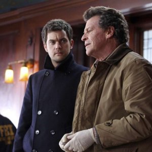 Fringe: John Noble e Joshua Jackson nell'episodio The Bishop Revival