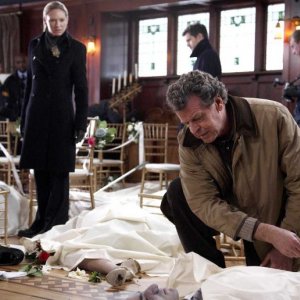 Fringe: John Noble ed Anna Torv nell'episodio The Bishop Revival