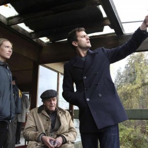 Fringe: John Noble, Joshua Jackson ed Anna Torv nell'episodio The Bishop Revival