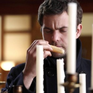 Fringe: Joshua Jackson nell'episodio The Bishop Revival