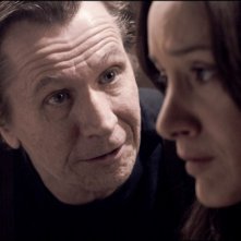 Gary Oldman e Mila Kunis in una scena del film Codice Genesi