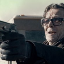 Gary Oldman nel ruolo del cattivo Carnagie nel film Codice Genesi