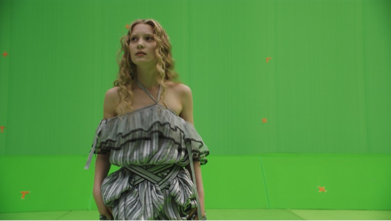 La Prima Immagine Di Mia Wasikowska Davanti Al Green Screen Tratta Dal Film Alice In Wonderland 144635