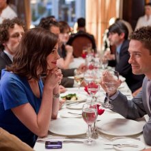 Liz (Anne Hathaway) e Josh Morris (Topher Grace) assieme a cena nel film Valentine's Day