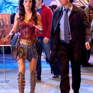 Lois (Erica Durance) e Clark (Tom Welling) alla convention di fumetti nell'episodio Warrior di Smallville