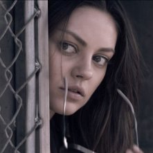 Primo piano di Mila Kunis dal film Codice Genesi