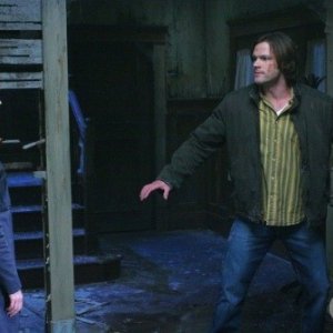 Supernatural: Julie McNiven, Jared Padalecki ed Amy Gumenick nell'episodio Back to the Future II