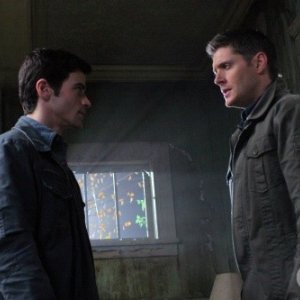 Supernatural: Matt Cohen e Jensen Ackles in una scena dell'episodio Back to the Future II