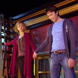 Una scena dell'episodio Warrior di Smallville con Chloe (Allison Mack) e Stephen (Carlo Marks) su un cornicione