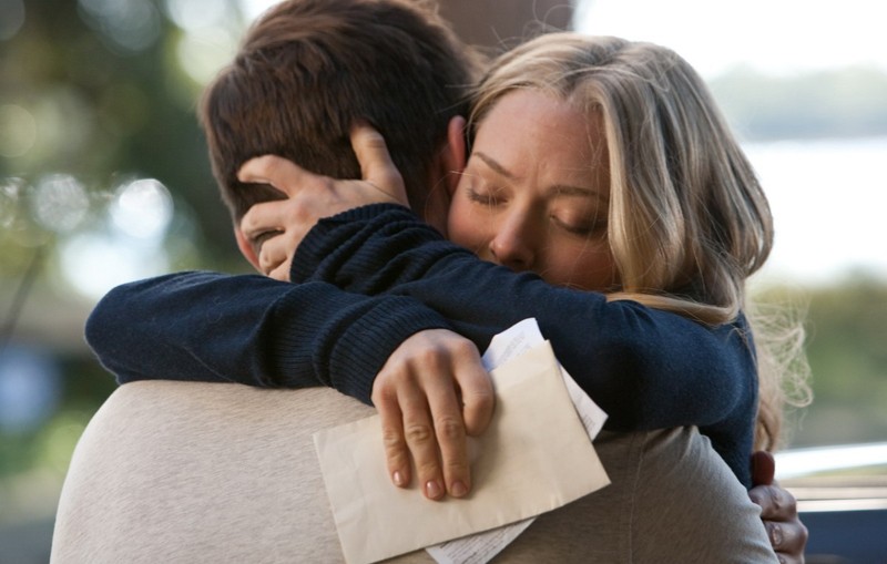 Amanda Seyfried Abbraccia Channing Tatum In Una Tenera Scena Del Film Dear John 144707