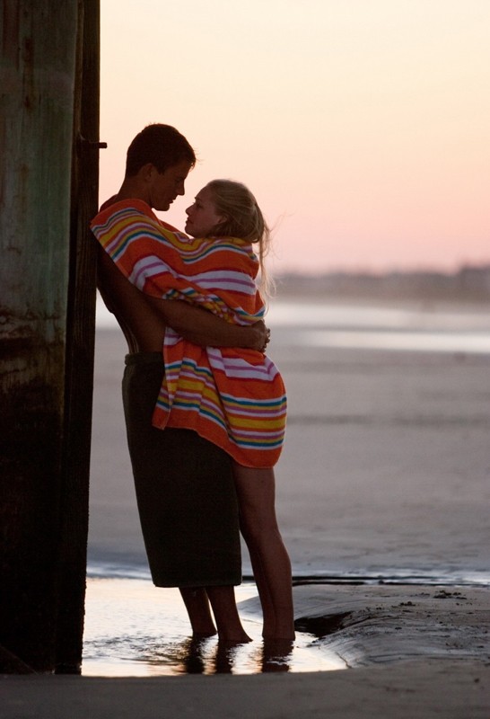 John Channing Tatum E Savannah Amanda Seyfried Abbracciati Teneramente In Una Scena Del Film Dear John 144710