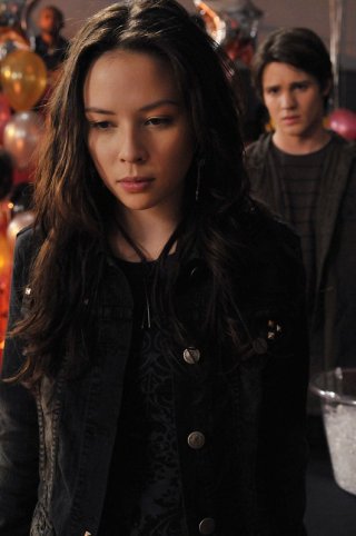 Anna (guest star Malese Jow) con alle spalle Jeremy (Steven R. McQueen) nell'episodio Unpleasantville