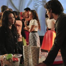 Anna (guest star Malese Jow) e Jeremy (Steven R. McQueen) al ballo della scuola in tema anni Cinquanta nell'episodio Unpleasantville di The Vampire Diaries