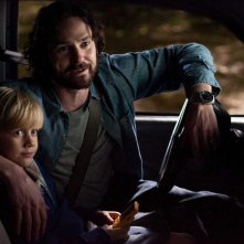 Braeden Reed e Henry Thomas (Tim Wheddon) in una scena del film Dear John