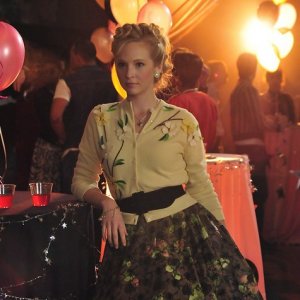 Caroline (Candice Accola) in tema anni Cinquanta in una scena dell'episodio Unpleasantville di The Vampire Diaries