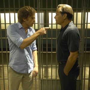 Dexter (Michael C. Hall) discute con il padre defunto (James Remar) in una scena dell'episodio The Getaway
