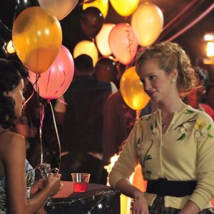 Katerina Graham e Candice Accola al ballo della scuola in tema anni Cinquanta nell'episodio Unpleasantville