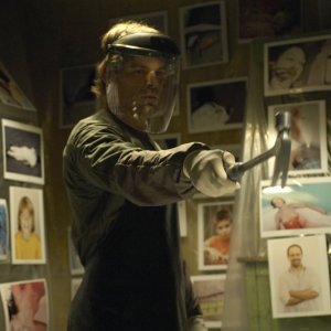 Michael C. Hall è il serial killer Dexter Morgan in una scena dell'episodio The Getaway
