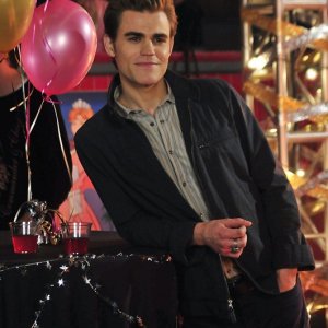 Stefan (Paul Wesley) alla festa della scuola nell'episodio Unpleasantville di The Vampire Diaries