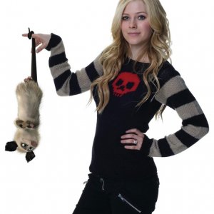 Avril Lavigne e il suo personaggio in un'immagine promo per La gang del bosco