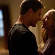 Channing Tatum e Amanda Seyfried felicemente innamorati in una sequenza nel film Dear John