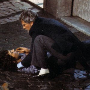 Christopher Connelly e Christian Fassetta in una scena drammatica del film tv La stagione delle pioggie.