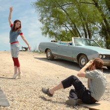 Gordy (Eddie Redmayne) fotografa Martine (Kristen Stewart) in una scena del film The Yellow Handkerchief