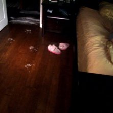 L'entità che tormenta la protagonista di Paranormal Activity lascia segni del suo passaggio in camera da letto.
