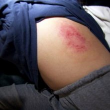 L'entità che tormenta la protagonista di Paranormal Activity lascia segni evidenti della sua furia