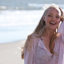 La bellissima e sorridente Amanda Seyfried in spiaggia nel film Dear John