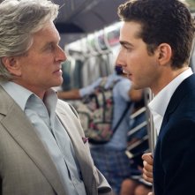 Michael Douglas (Gordon Gekko) e Shia LaBeouf (Jacob Moore) nella prima foto di scena di Wall Street 2: Money Never Sleeps