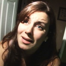 Primo piano di Katie Featherston in una scena di Paranormal Activity
